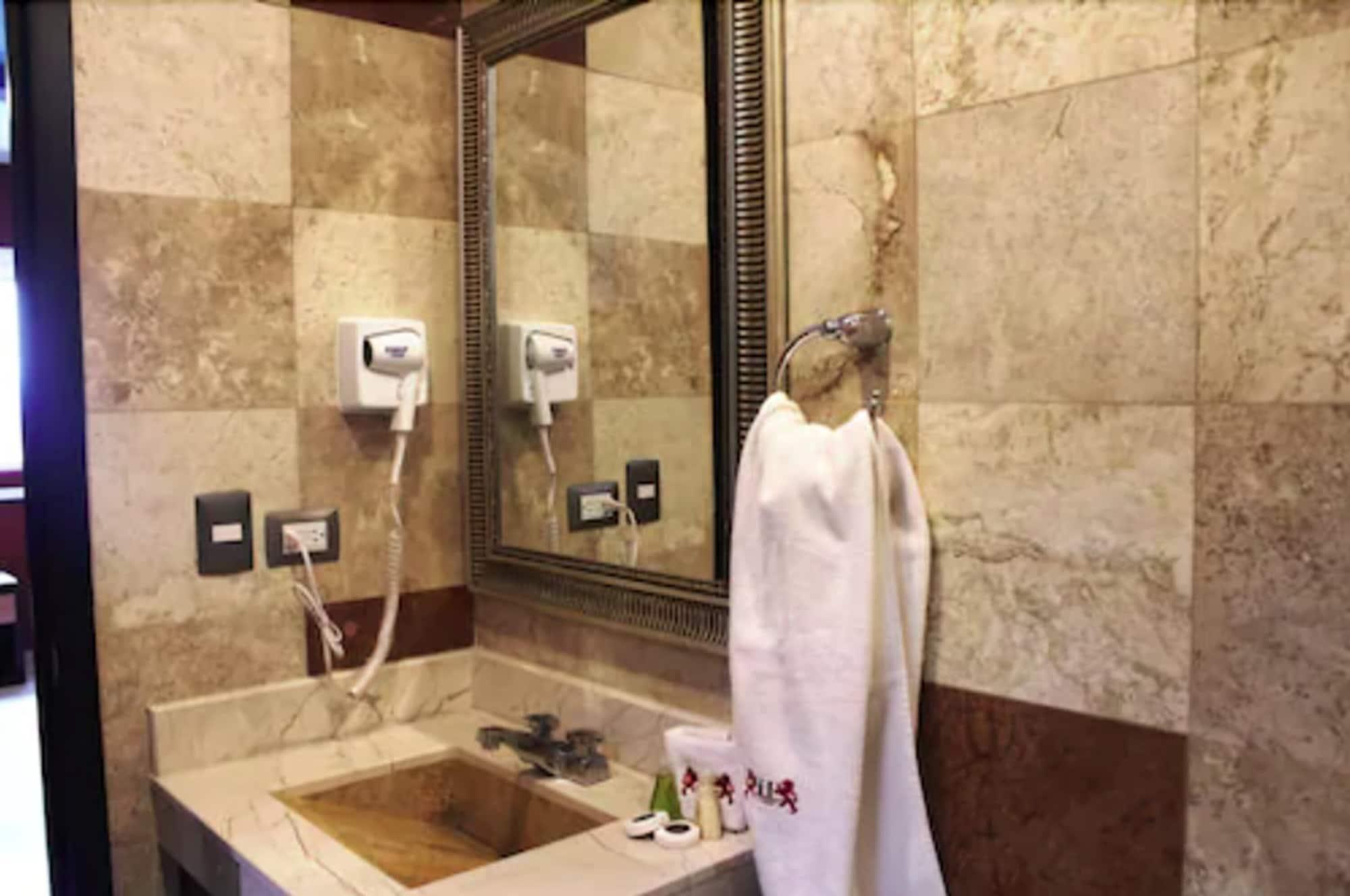 פואבלה Hotel Leones מראה חיצוני תמונה
