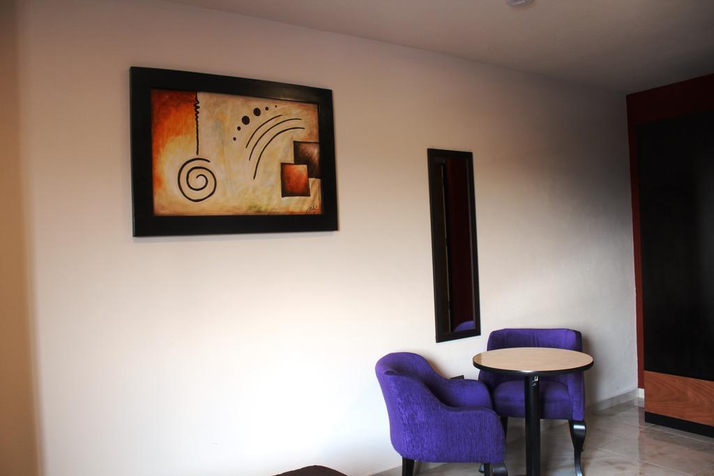 פואבלה Hotel Leones מראה חיצוני תמונה