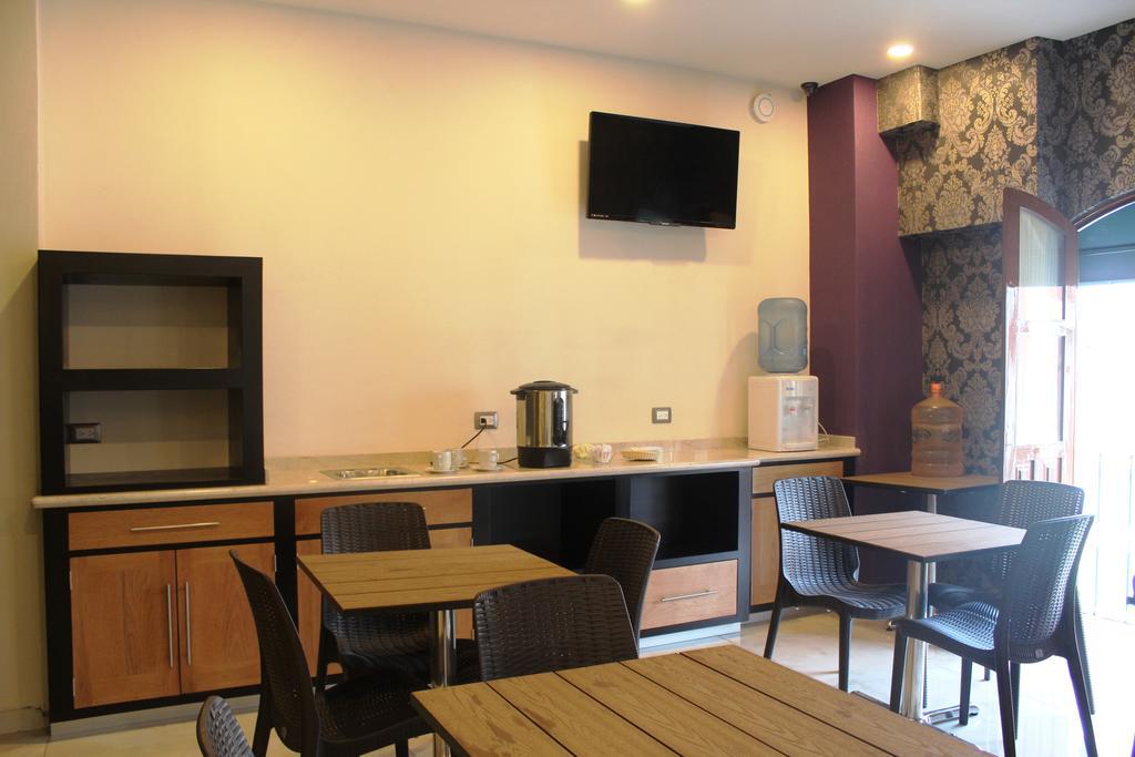 פואבלה Hotel Leones מראה חיצוני תמונה